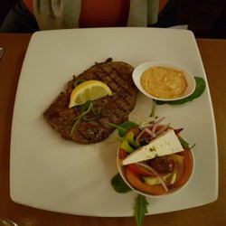Cypern - Grillad entrecôte med chilibearnaise, liten grekisk sallad och pommes med tryffelmajonäs.
