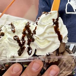 Large hot fudge sundae w pb chocolate ice cream