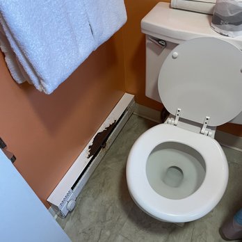 Atomic Motel - Toilet ran all night, and check out the rust stains on the baseboard heater. - Hotels Near Me - Astoria, Oregon