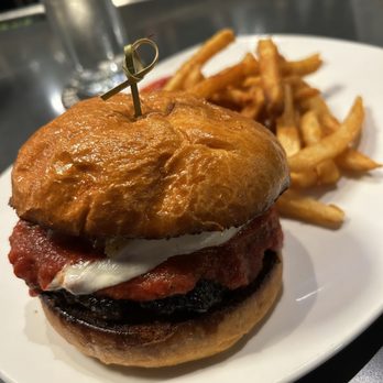 Copper Boar American Pub - Pizza burger - Cocktail Bars Near Me - North Liberty, Iowa