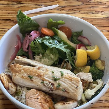 Slapfish - Power bowl - A bowl contains mixed greens, cherry tomatoes, radishes, lemon wedges, broccoli, cauliflower, and grilled chicken served over rice. - Seafood Near Me - Albuquerque, New Mexico