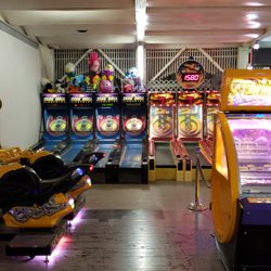 Roaring Creek Saloon - Arcade machines.