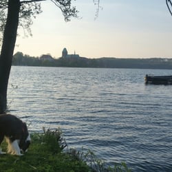 Eis-Cafe Bruhn - Die sonnige Terrasse des Eiscafes Bruhn direkt am See mit sensationellem Blick auf den Ratzeburger See mit Domblick  Bootsanleger