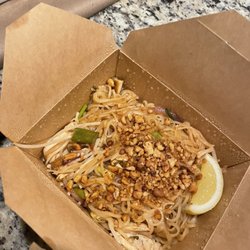 Pad Thai with chicken and tofu
