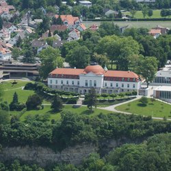 Deutsches Literaturarchiv - Foto: Mathias Michaelis, DLA Marbach;  Die Schillerhöhe der Schillerstadt Marbach, mit dem Deutschen Literaturarchiv (links).
