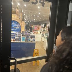 Bath & Body Works - The guy ignoring him