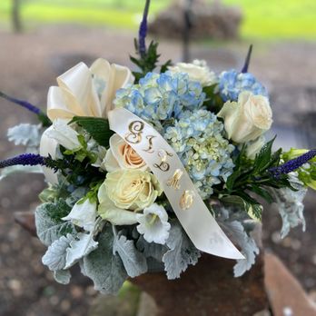 Floradanica - Sympathy bouquet for a beloved pet - Florists Near Me Floradanica - Sympathy bouquet for a beloved pet - Florists Near Me