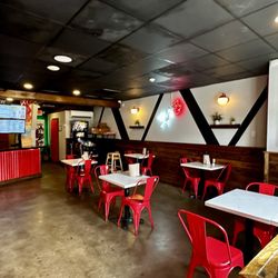 Hot Chicken Mama - Dine in area.