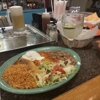 El Pinto - Vegetarian Combination Plate and  salsa twins margarita - New Mexican Cuisine Near Me - Albuquerque, New Mexico