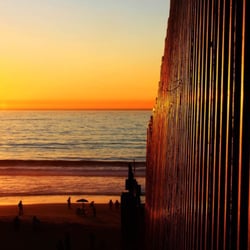 Muro Fronterizo - Un bello atardecer que compartimos ambos lados...