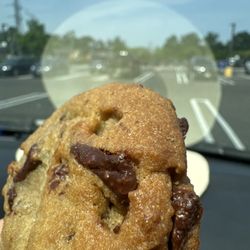 Cafe on the DL - Amazing chunky chocolate chip cookie!