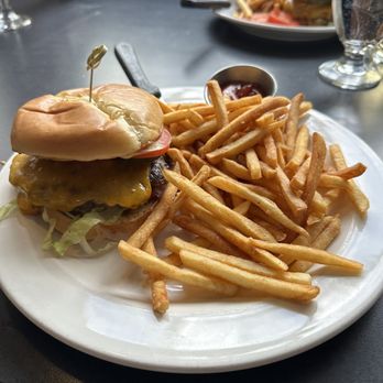 Olive Bistro & Lounge - The regular burger - Canadian (New) Near Me - Jasper, Alberta