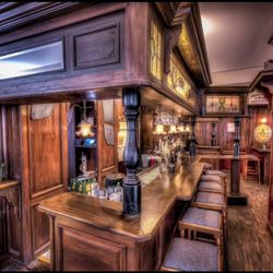 Das Kö - Irish Pub and Sportsbar - Our classy bar amd brass draft battery