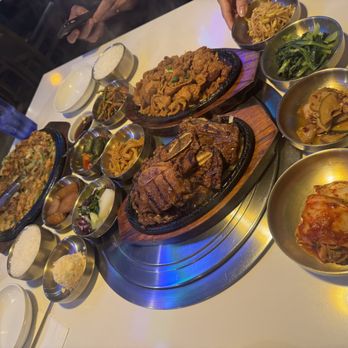 Korea Garden - kalbi and the complimentary side vegetable dishes (Banchan) - Korean Near Me - Honolulu, Hawaii Korea Garden - kalbi and the complimentary side vegetable dishes (Banchan) - Korean Near Me - Honolulu, Hawaii