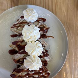 Me Latte Un Pocillo - Waffles with guava and cheese sauce.