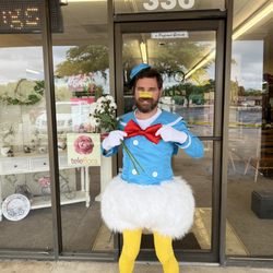 DeSoto Florist - Donald Duck's long-lost brother? Man delivers a bouquet with a side of feathers. Bet lost or fashion statement? You decide!