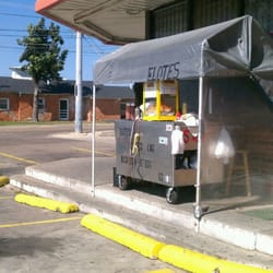 Beer and Wine Payless - Elotes cart outside of the store