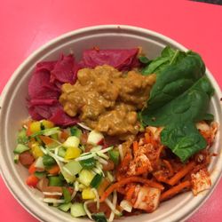 Taku Taku - Paneng temple bowl med quinoa, kimchi, pickled beets 110kr. Jättegod!