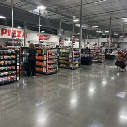 WinCo Foods - Lots of check out stands