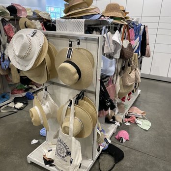 H&M - Men's Clothing Near Me - Oxon Hill, Maryland