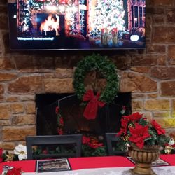 Churchills Sports Lounge - Cozy fireplace