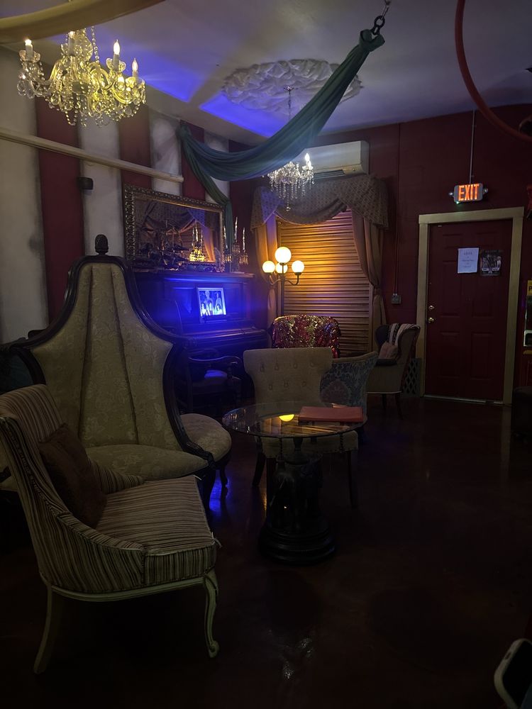 Mon Cirque Wine Bar Logo