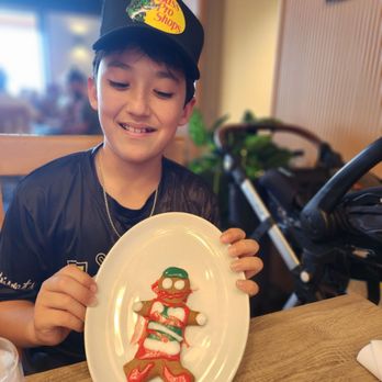 Haven's Harborside - Gingerbread cookies they let the kids decorate during Christmas - Cocktail Bars Near Me - Wailuku, Hawaii