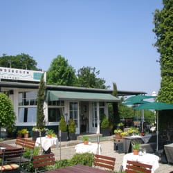 Rolandsbogen - Hinten Eingang zum Restaurant, rechts Tische am Rolandsbogen