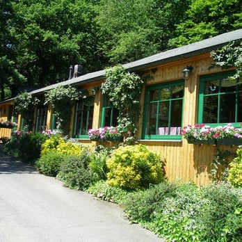 Brombeerschenke - Liebevoll begrünt zeigt sich die Vorderansicht - German Near Me - Leutesdorf, RP