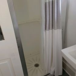 Sbi Harriet's House LLC - Shower