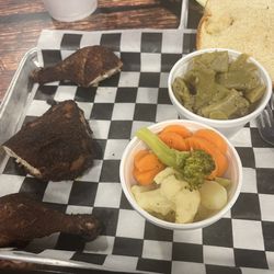 Poor Daddy’s Smokehouse BBQ - Smoked chicken, green beans and mixed vegetables