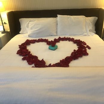 The Inn on First - Amazing rose petals of the Lover's Package - Bed & Breakfast Near Me - Napa, California The Inn on First - Amazing rose petals of the Lover's Package - Bed & Breakfast Near Me - Napa, California