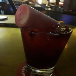 Caipirosca Patriarca com vodka Orlof é frutas vermelhas e um sorvete muito gostoso.