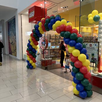 The Lego Store - Toy Stores Near Me - Glendale, California