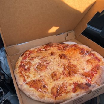 Lindy's - Large cheese pizza. Looks good, no flavor. - Pizza Near Me - Brentwood, New Hampshire