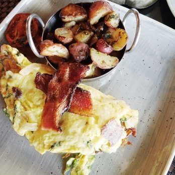 Six Seven Restaurant - Smoked bacon & avocado omelet - New American Near Me - Seattle, Washington