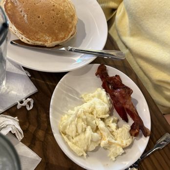 Another Broken Egg Cafe - Eggs and pancakes - Breakfast & Brunch Near Me - Powell, Ohio