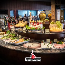 Batel Grill - Buffet completo de saladas e antipastos.