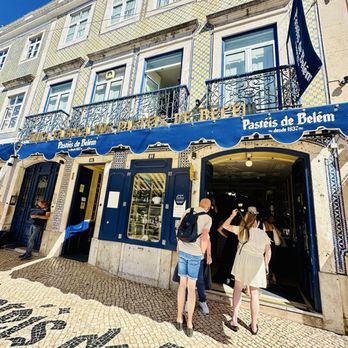 Pastéis de Belém - Line for counter - Bakeries Near Me - Lisbon, 11 Pastéis de Belém - Line for counter - Bakeries Near Me - Lisbon, 11
