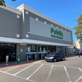 Publix - the outside of a publix store - Grocery Near Me - Largo, Florida