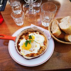Œuf cocotte en piperade, le crémeux du jaune d'oeuf et le petit goût du piment en plus.