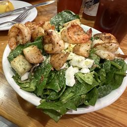 Warm spinach salad with grilled shrimp Warm spinach salad with grilled shrimp