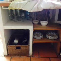 Le Mas des Deux Cèdres - Pas de rangement fermé pour la vaisselle, gite Romarin.