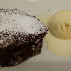 Rincón del chorro - Brownie de chocolate con helado de vainilla