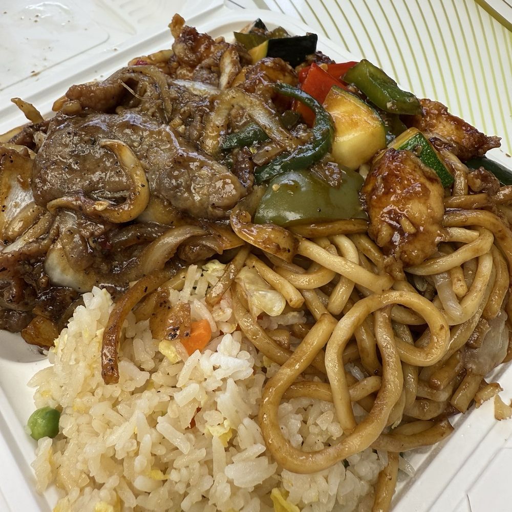 Habibiz - 2 Items Box half fried rice and chowmein, kung pao chicken and beef and broccoli - Halal Near Me - San Jose, California Habibiz - 2 Items Box half fried rice and chowmein, kung pao chicken and beef and broccoli - Halal Near Me - San Jose, California