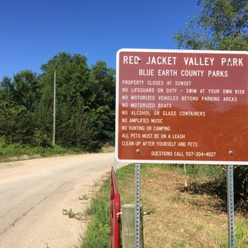 Red Jacket Valley Park - Signage where the paved road ends and the gravel begins - Parks Near Me - Mankato, Minnesota Red Jacket Valley Park - Signage where the paved road ends and the gravel begins - Parks Near Me - Mankato, Minnesota