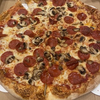 Luciano's Pizza - Closer look of the pizza - Pizza Near Me - Cape Coral, Florida