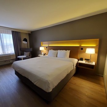 Radisson Hotel Phoenix Airport - King bedroom - Hotels Near Me - Phoenix, Arizona