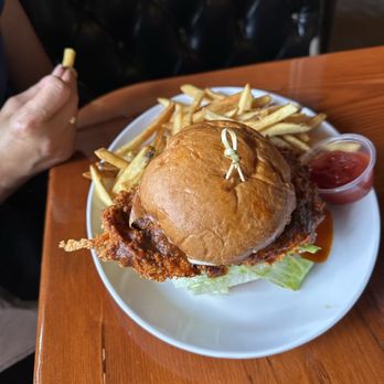 Twin Oaks Roadhouse - * Nashville Hot Fried Chicken - Bars Near Me - Penngrove, California