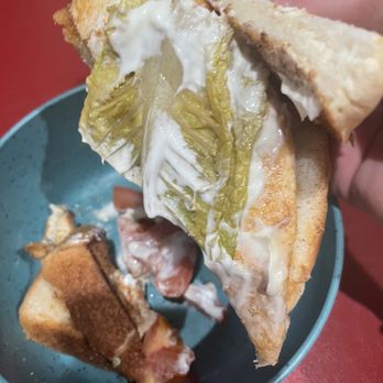 El Maya - Disgusting piece of lettuce on my chicken sandwich - Mexican Near Me - Fairview, Oklahoma